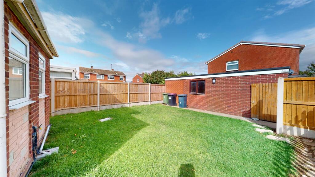 Stretton Close 18 Garden 2.jpg