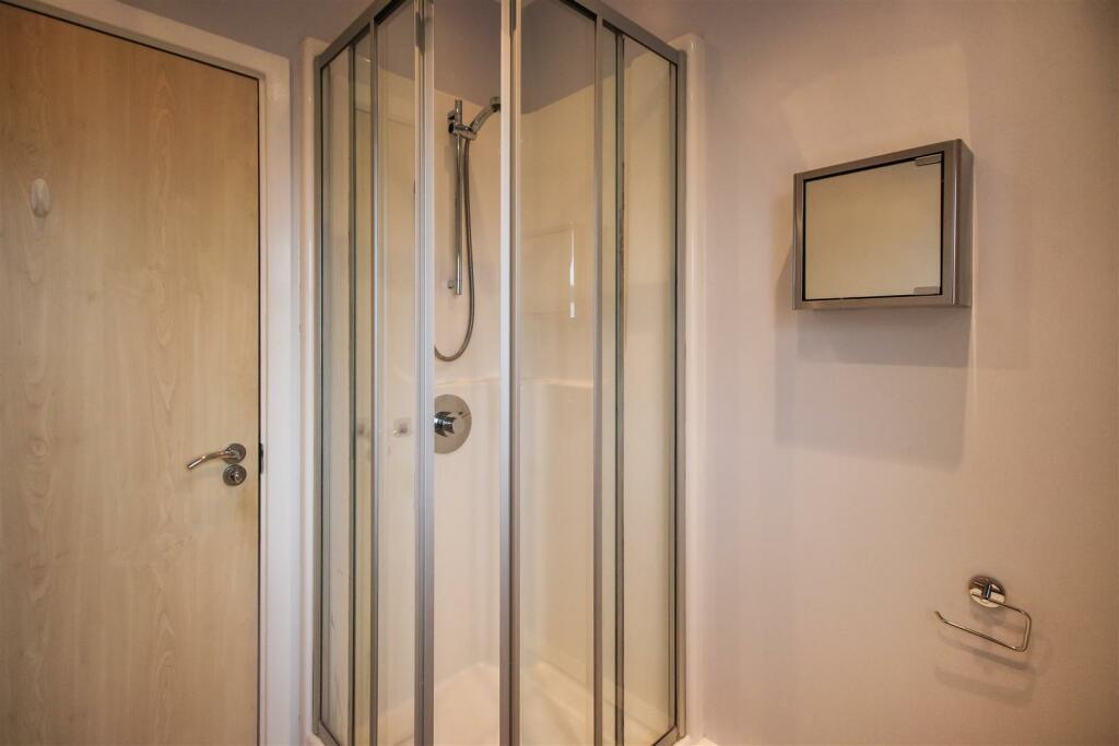 EN SUITE SHOWER ROOM
