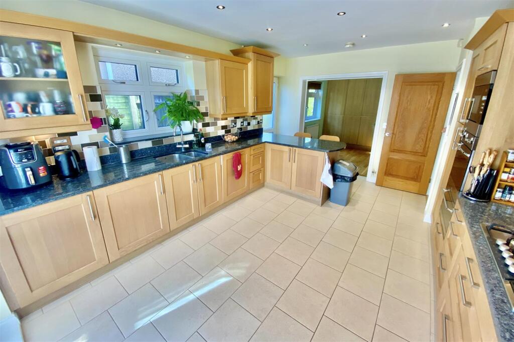 Kitchen/Breakfast Room: