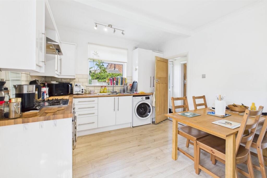 CAM03162G0-PR0253-STILL001