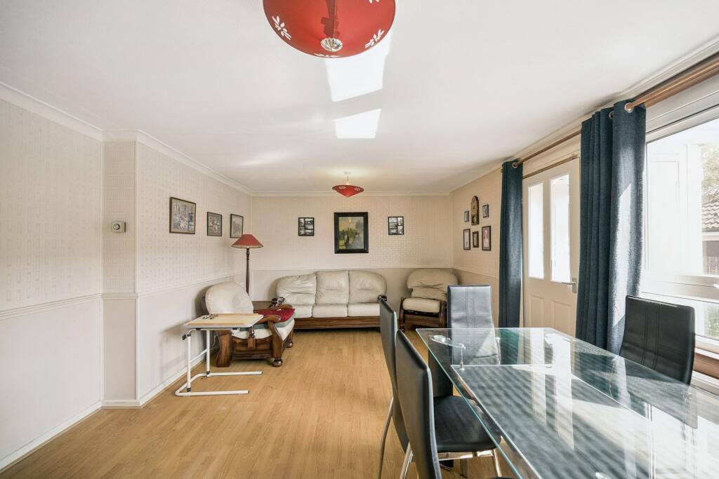 Lounge / Dining Area