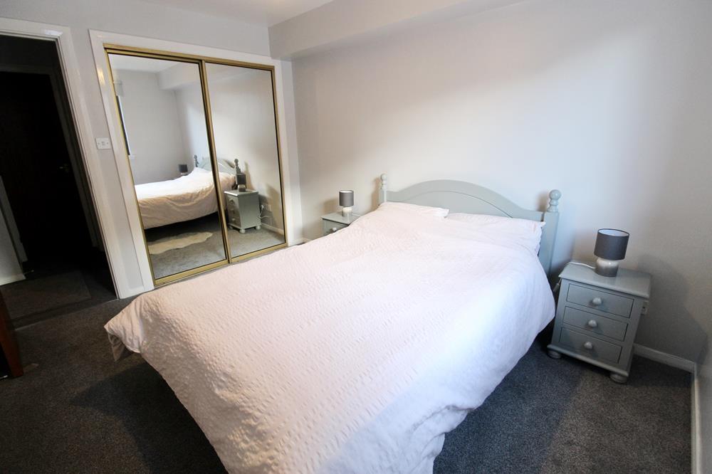 Bedroom 1 - Photograph 2