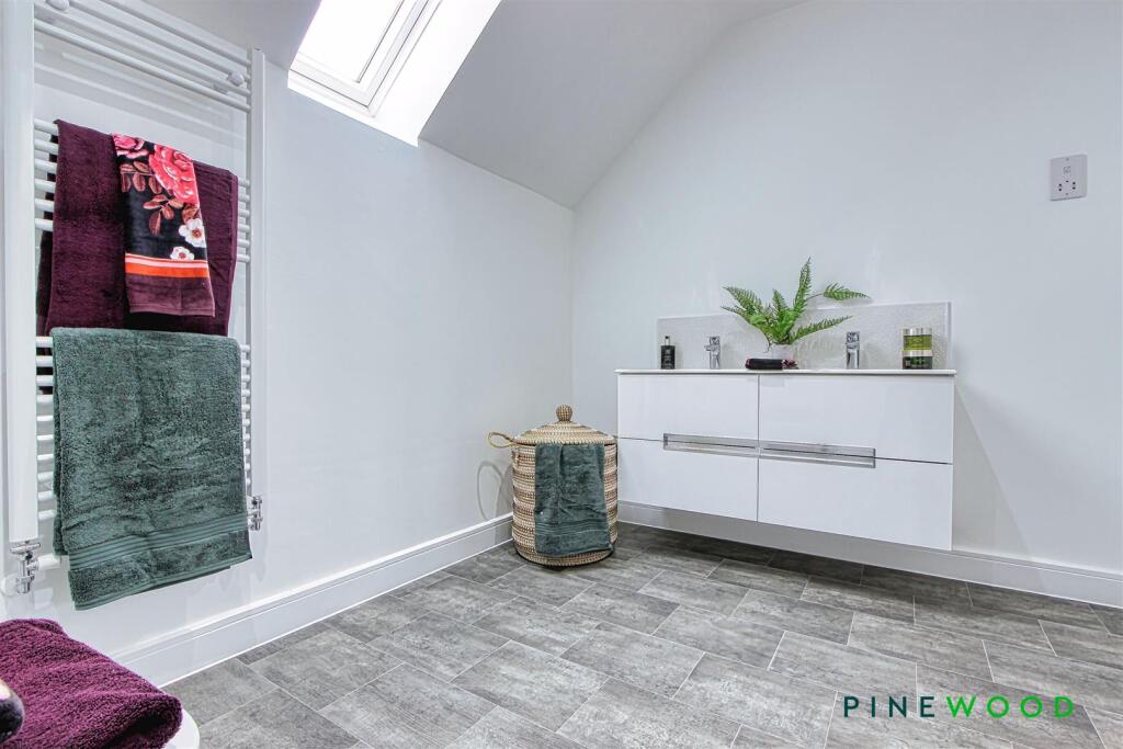 ensuite to bed 1