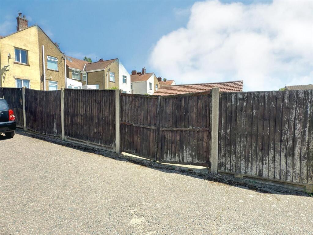 Dbl Gates To Parking.jpg