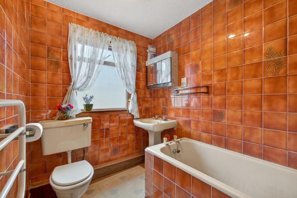 12_6 broom court, largs_11.jpg