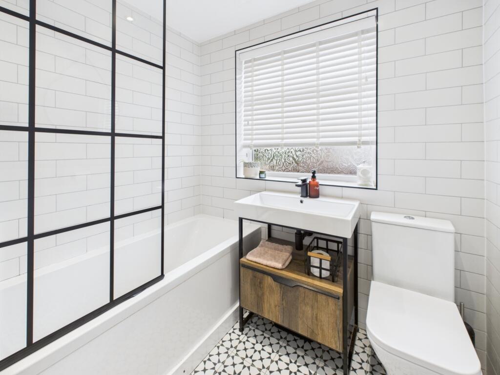 CAM02386G0-PR0140-STILL044