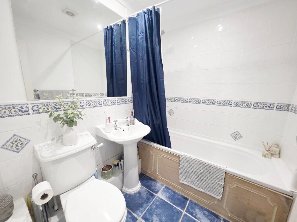 White Suite Bathr'm