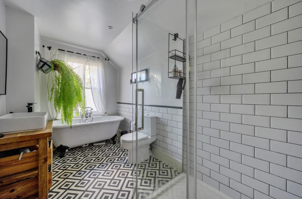 1370747-8-68fb7e2...