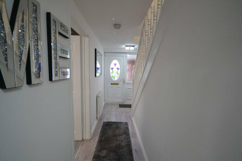L SHAPED ENTRANCE HALL
