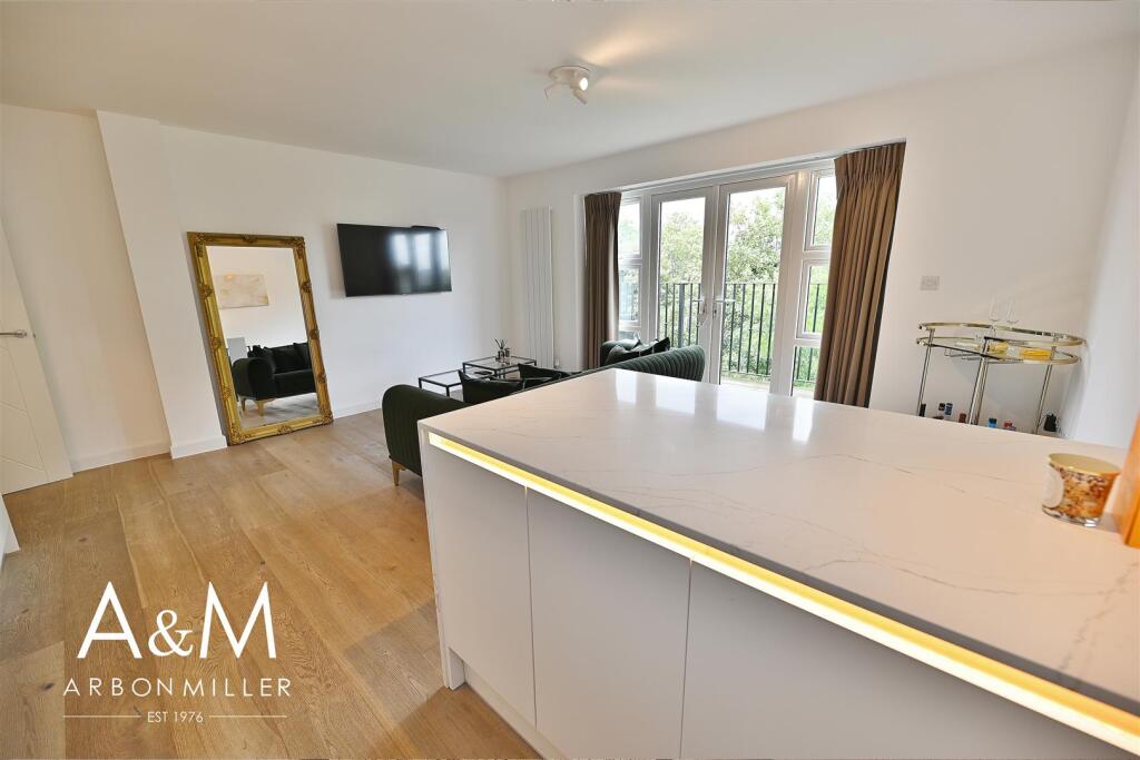 OPEN PLAN LOUNGE/KITCHEN