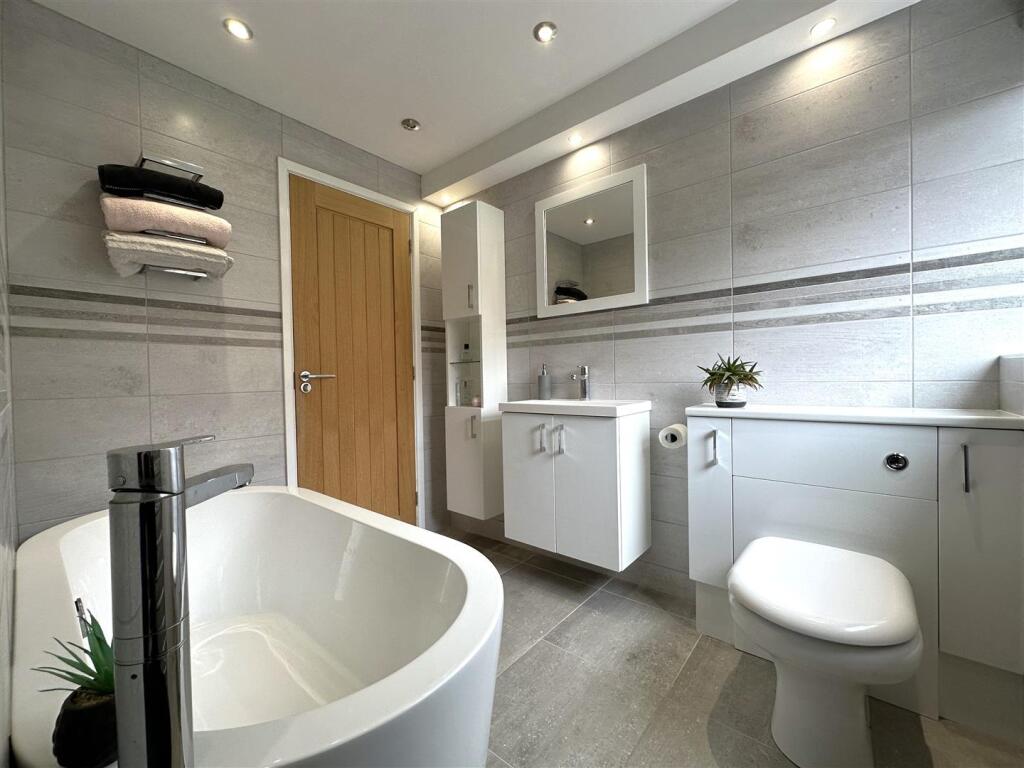 STUNNING Modern Bathroom 977
