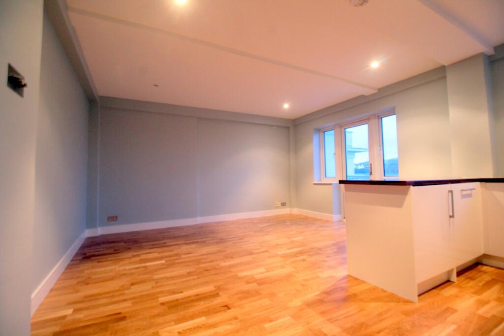 Open plan lounge/liv