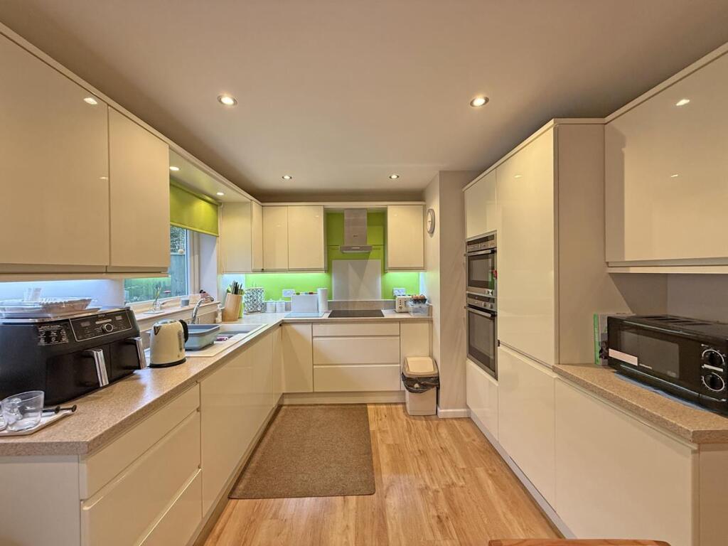 Dunraven Drive 81 - Kitchen.jpg