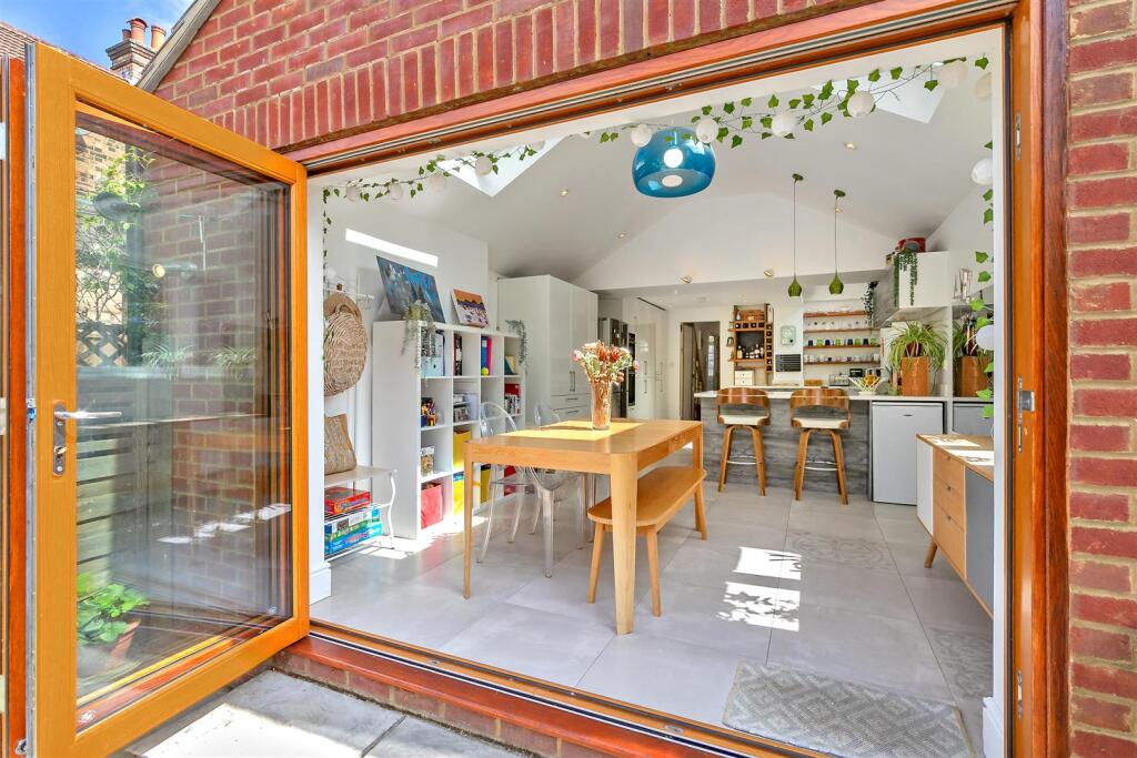 1RamsburyRoad-32 bi fold.jpg