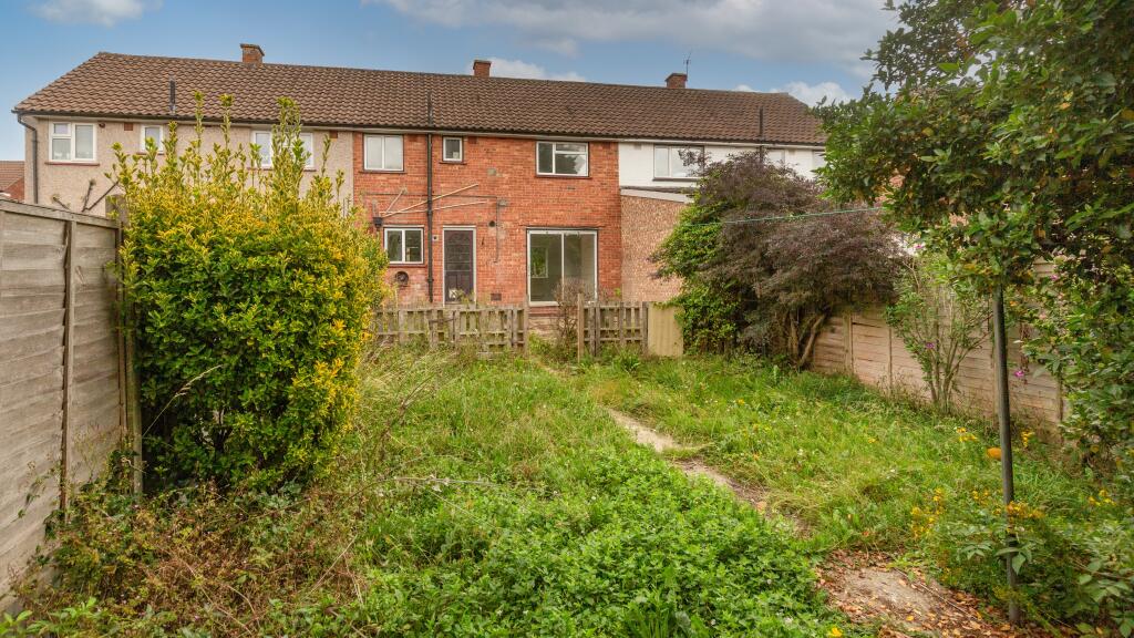 25 Pirbright Crescent, New Addington, Croydon, CR0 0RT