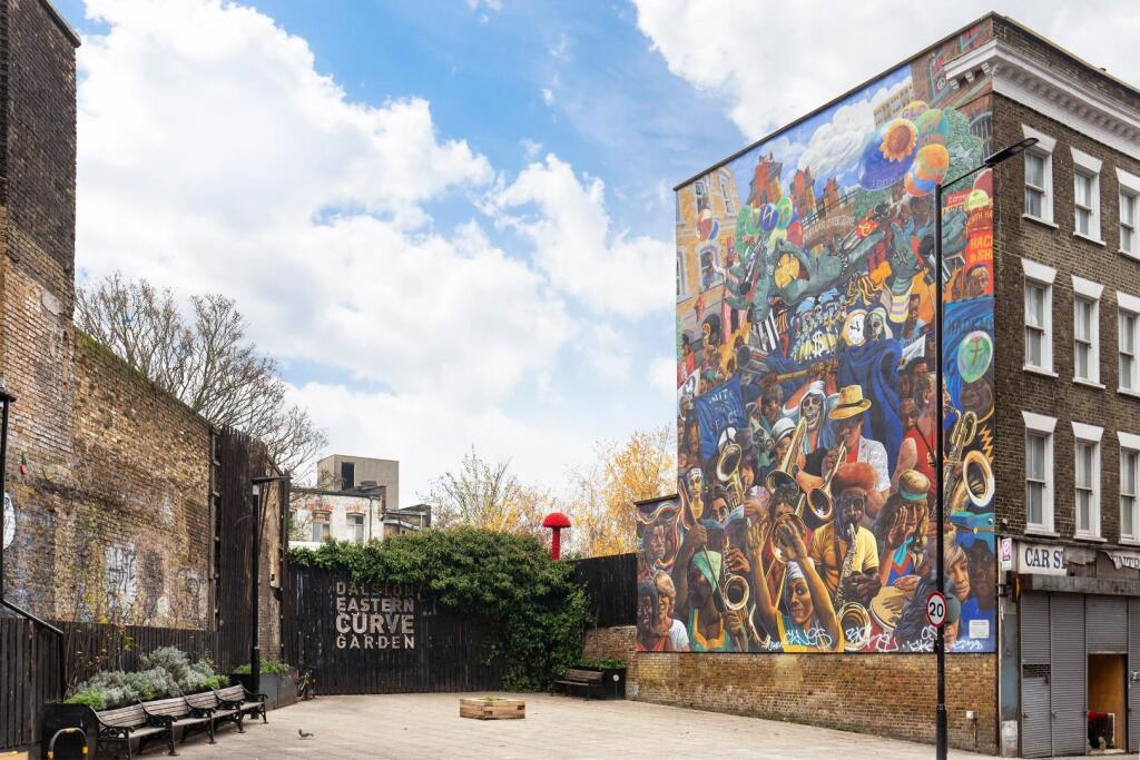 Dalston Curve Garden