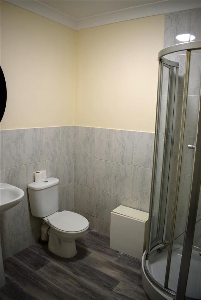 Flat 1 bathroom.jpg