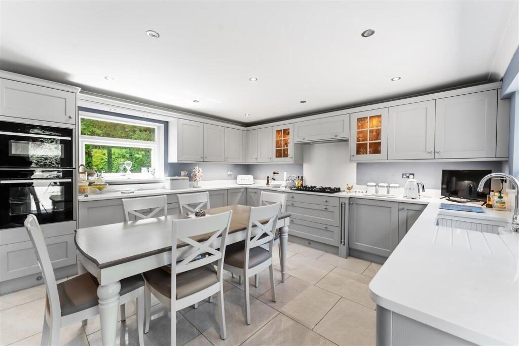 7 - kitchen.jpg