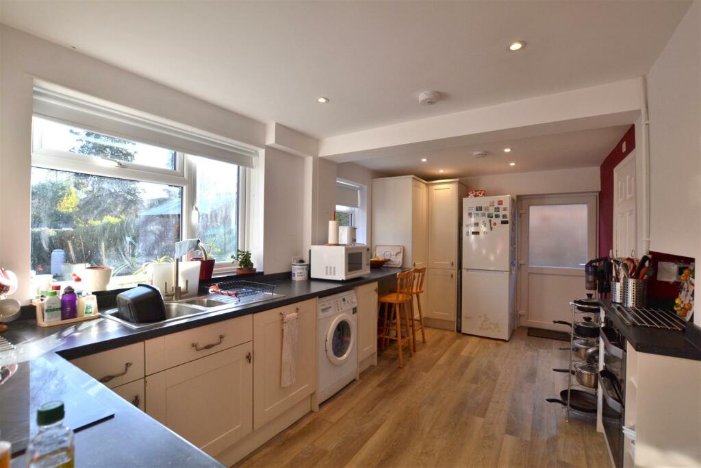 Kitchen 1.JPG