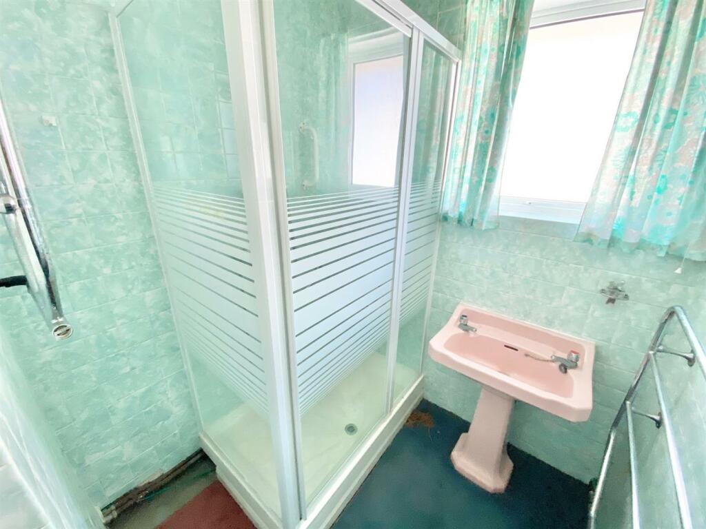 GF Shower Room.jpg