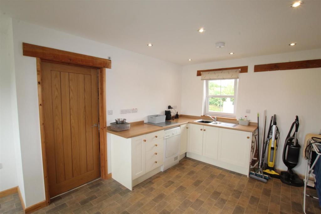 annexe kitchen.JPG