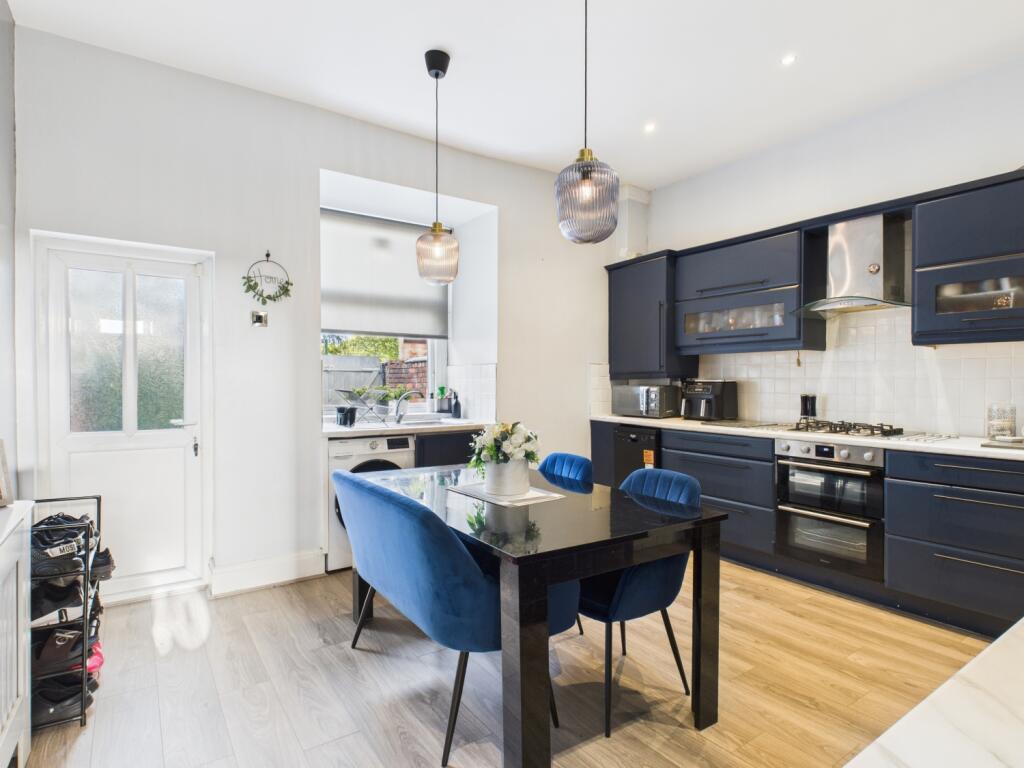 CAM03729G0-PR0146-STILL015