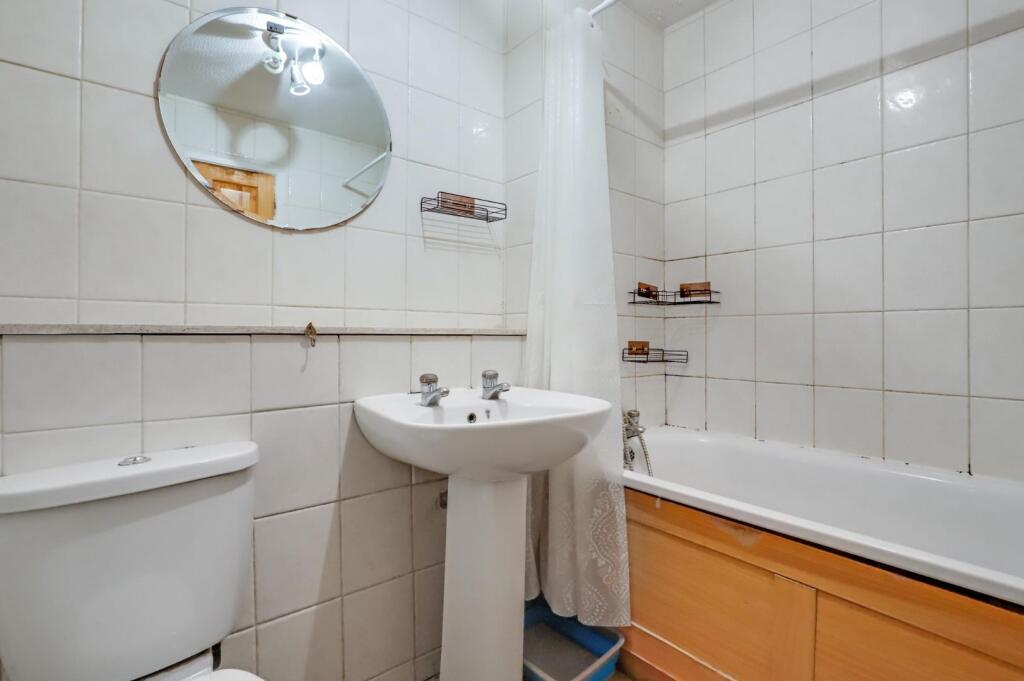 05-db1aJHPropWpen - 44 Ashurst Close - 13.JPG