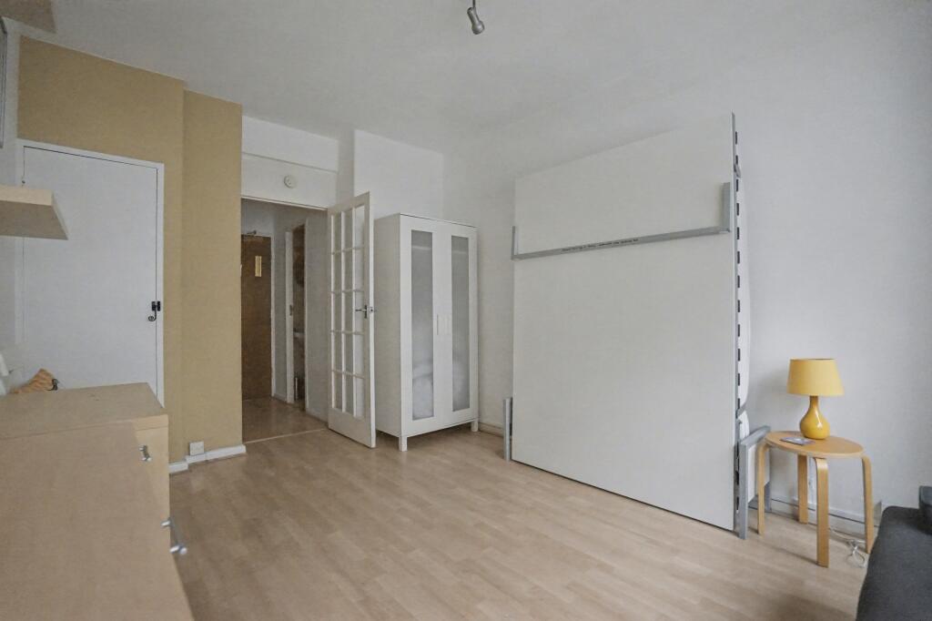 Flat 5 Florin Court, Charterhouse Square, Barbican, London, EC1M 6ET