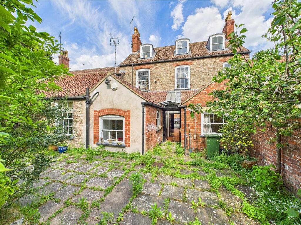 10 - LARGE HOUSE WITH ATTACHED 3- BED ANNEX THORNB