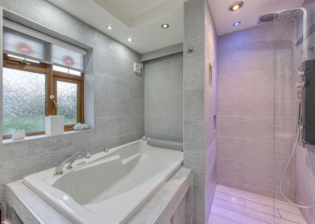 1 Woodthorne Road-bathroom2.jpg