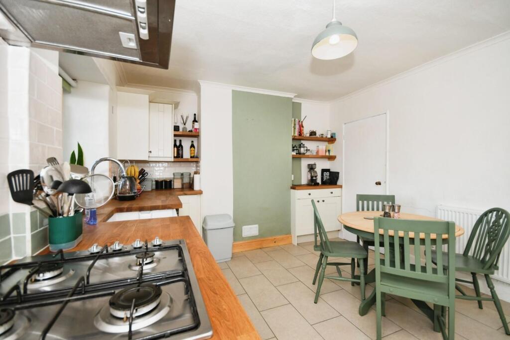 KITCHEN 02.jpg