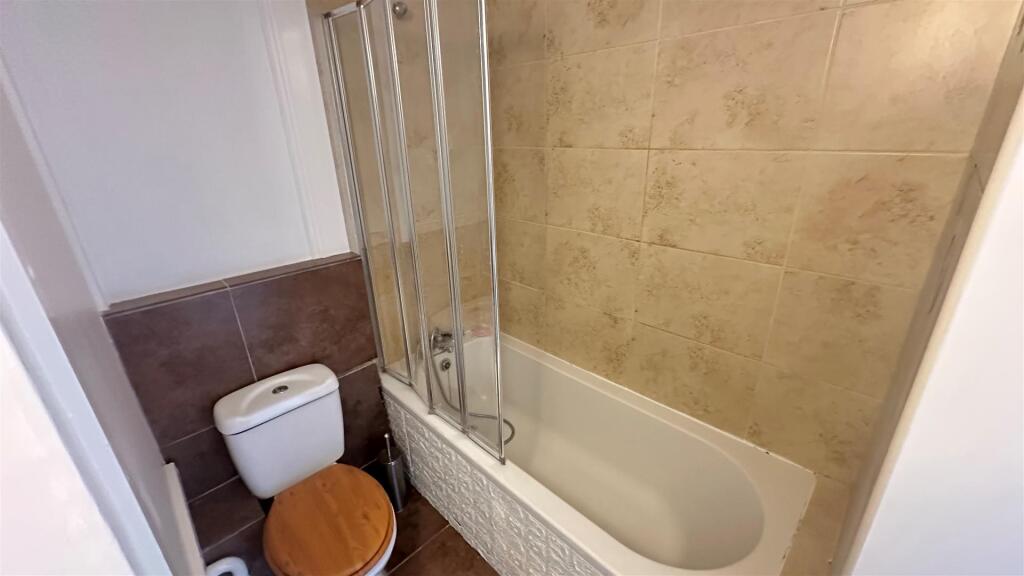 Connor Court, Bathroom1, EH.jpg