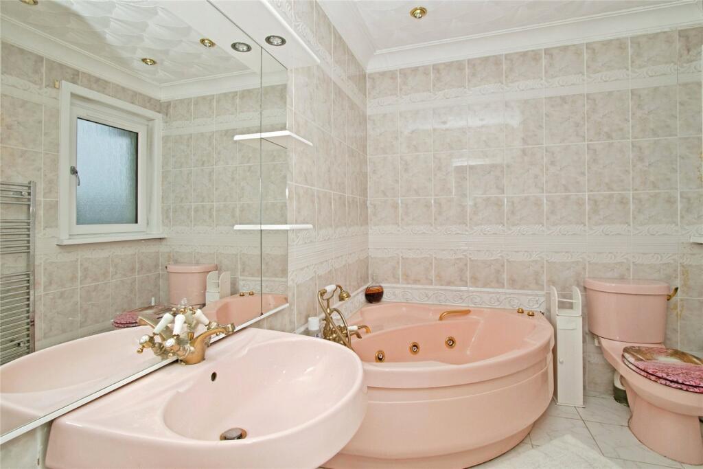 En Suite Bath Bed 1