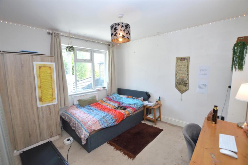 92 St Stephens Road bed 2.JPG