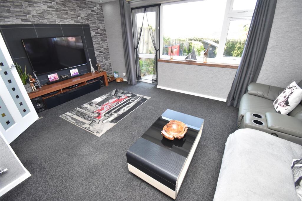 Lounge 1.JPG