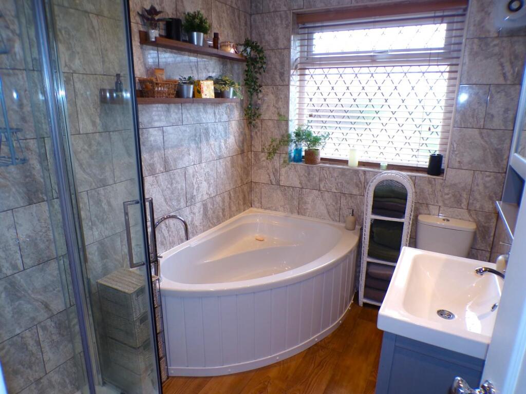 RichmondRd16bath.JPG