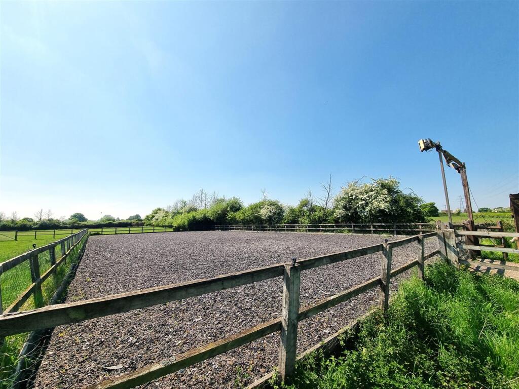 Stables at Rowde - Menage1.jpg