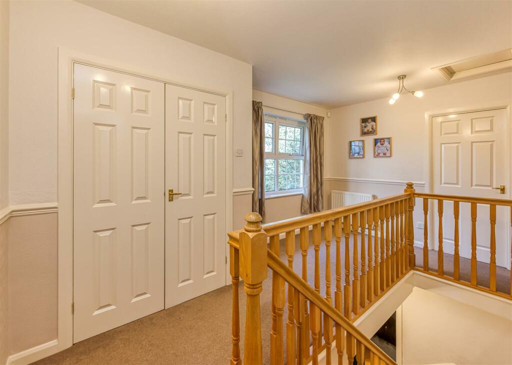 6 Redmoor Gardens-Landing.jpg