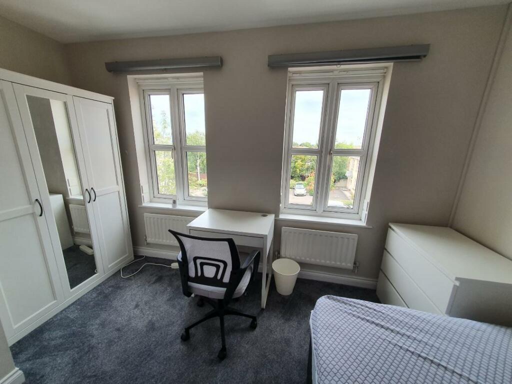 17 Top Flor Back bedroom.jpg