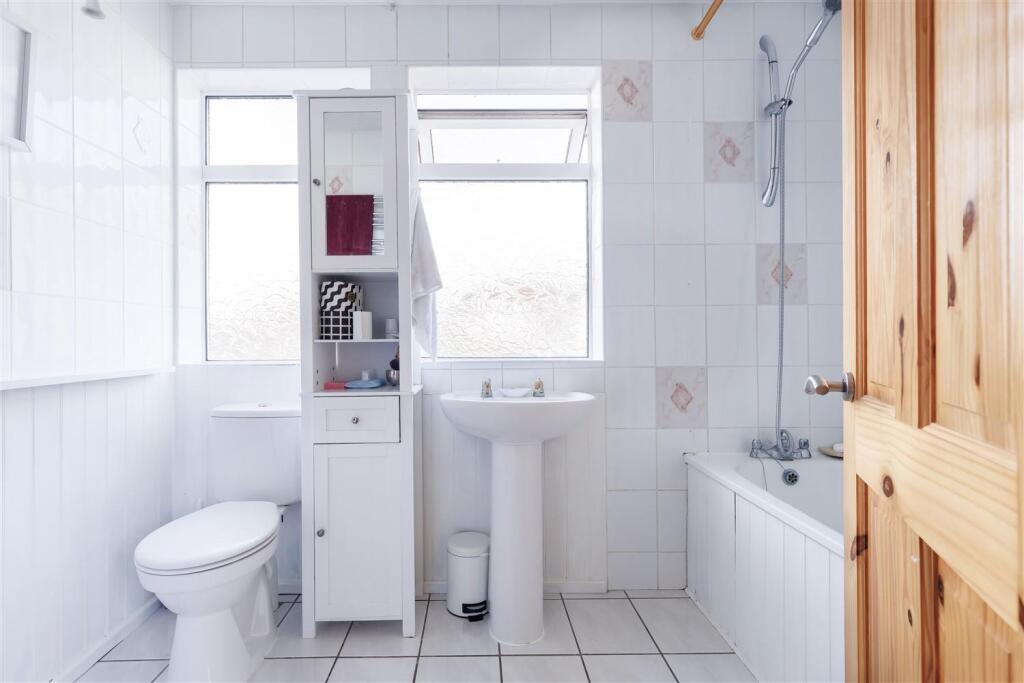 15 Holt Way (10).jpg