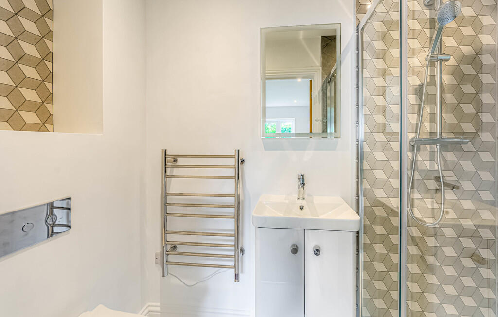 Bedroom 2 en-suit...