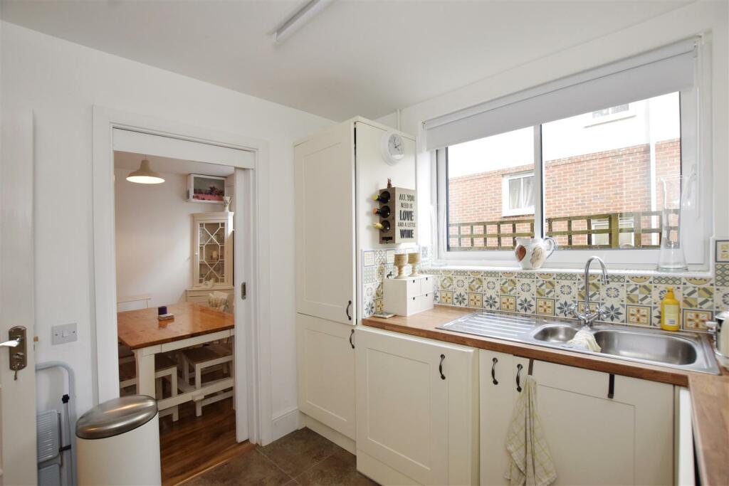kitchen-.JPG