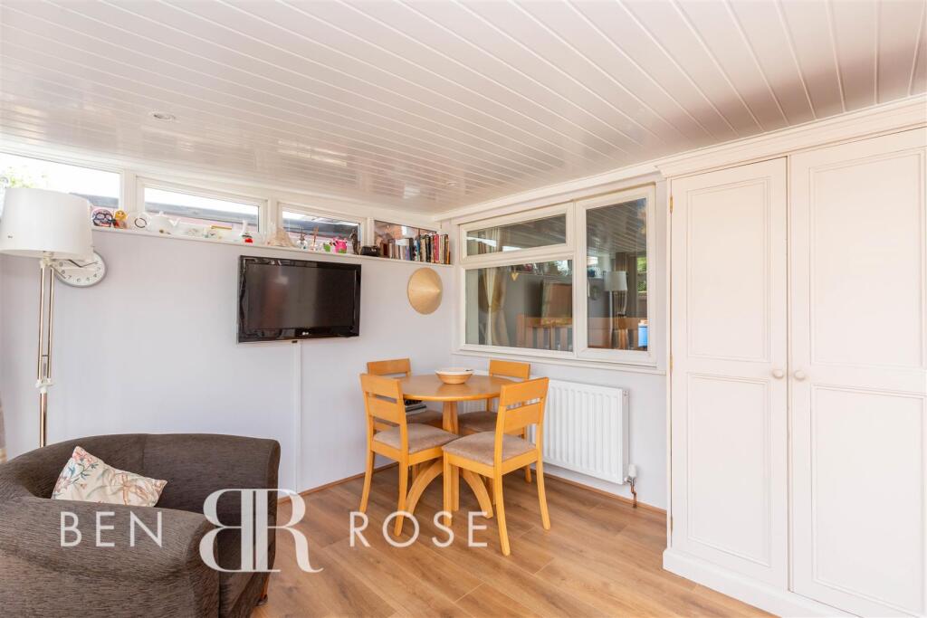 Conservatory/Dining Room