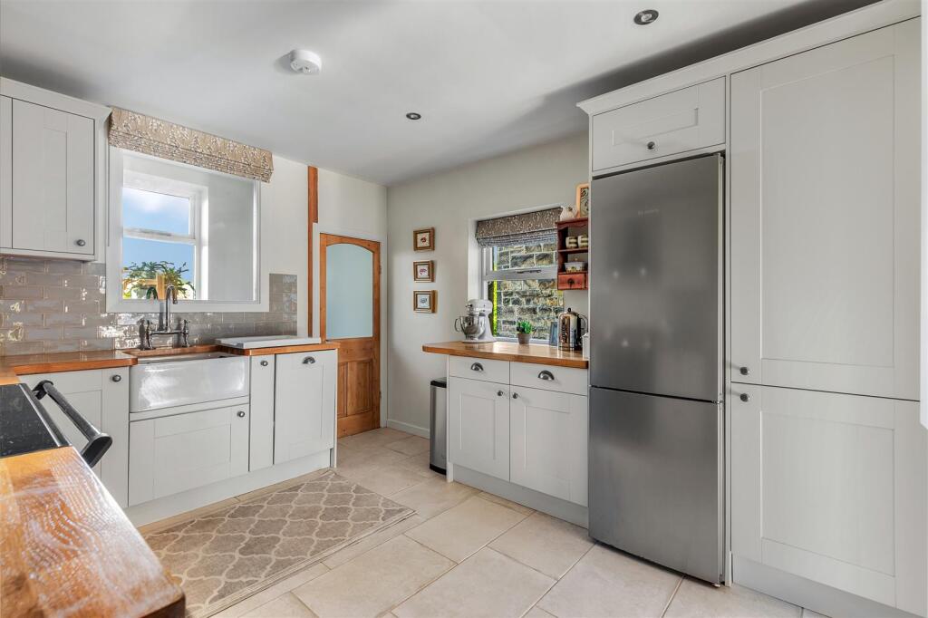 Kitchen 2.jpg