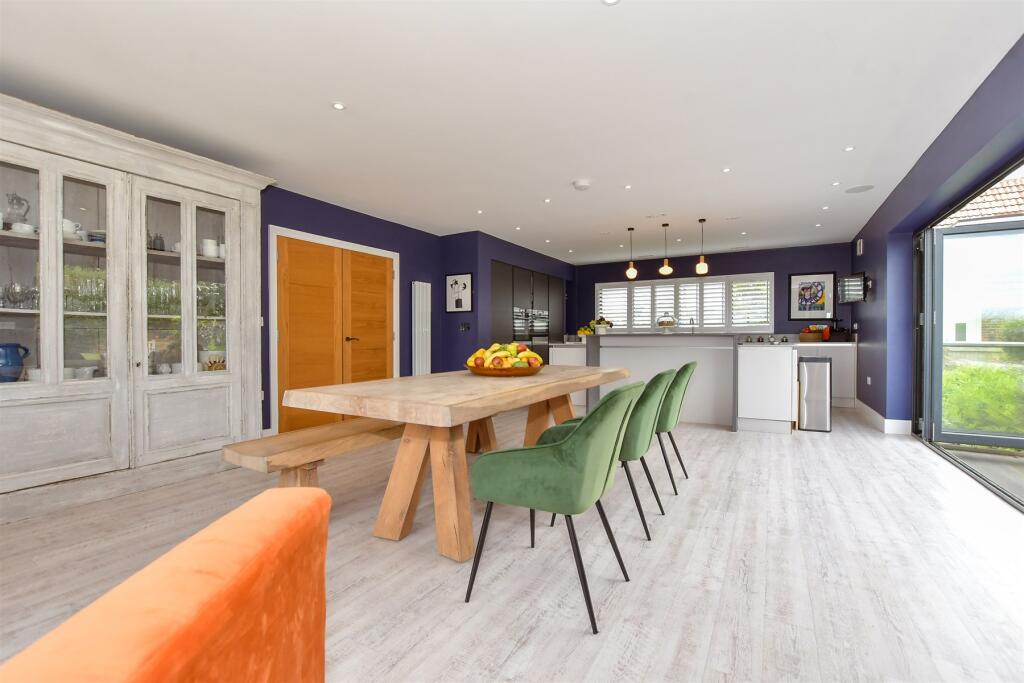 Kitchen/ Dining Room