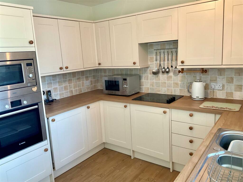 kitchen pic1.jpg