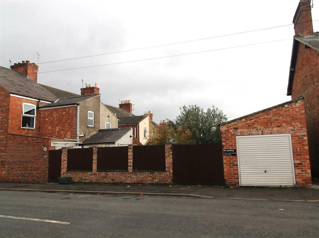 SINGLE GARAGE