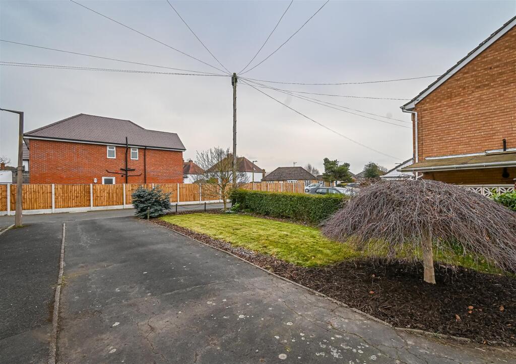 5 Castlecroft Gardens-12.jpg