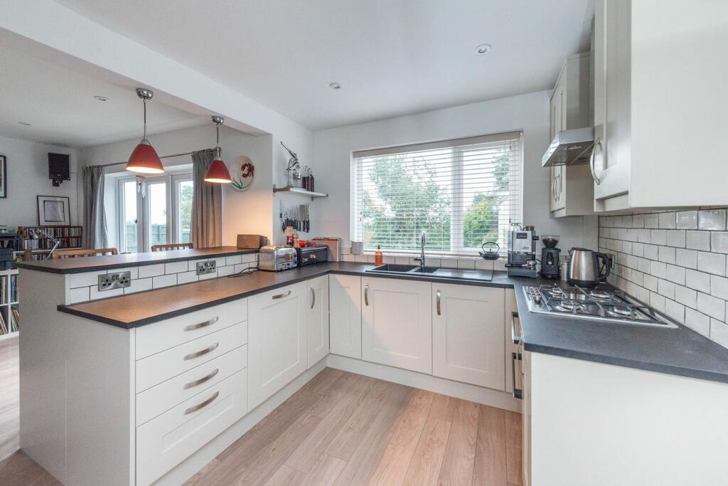SITTING ROOM DINING ROOM AND FITTED KITCHEN