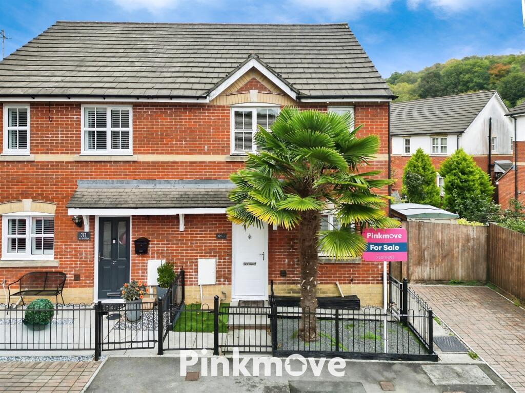 Clos Afon Llwyd, Pontypool